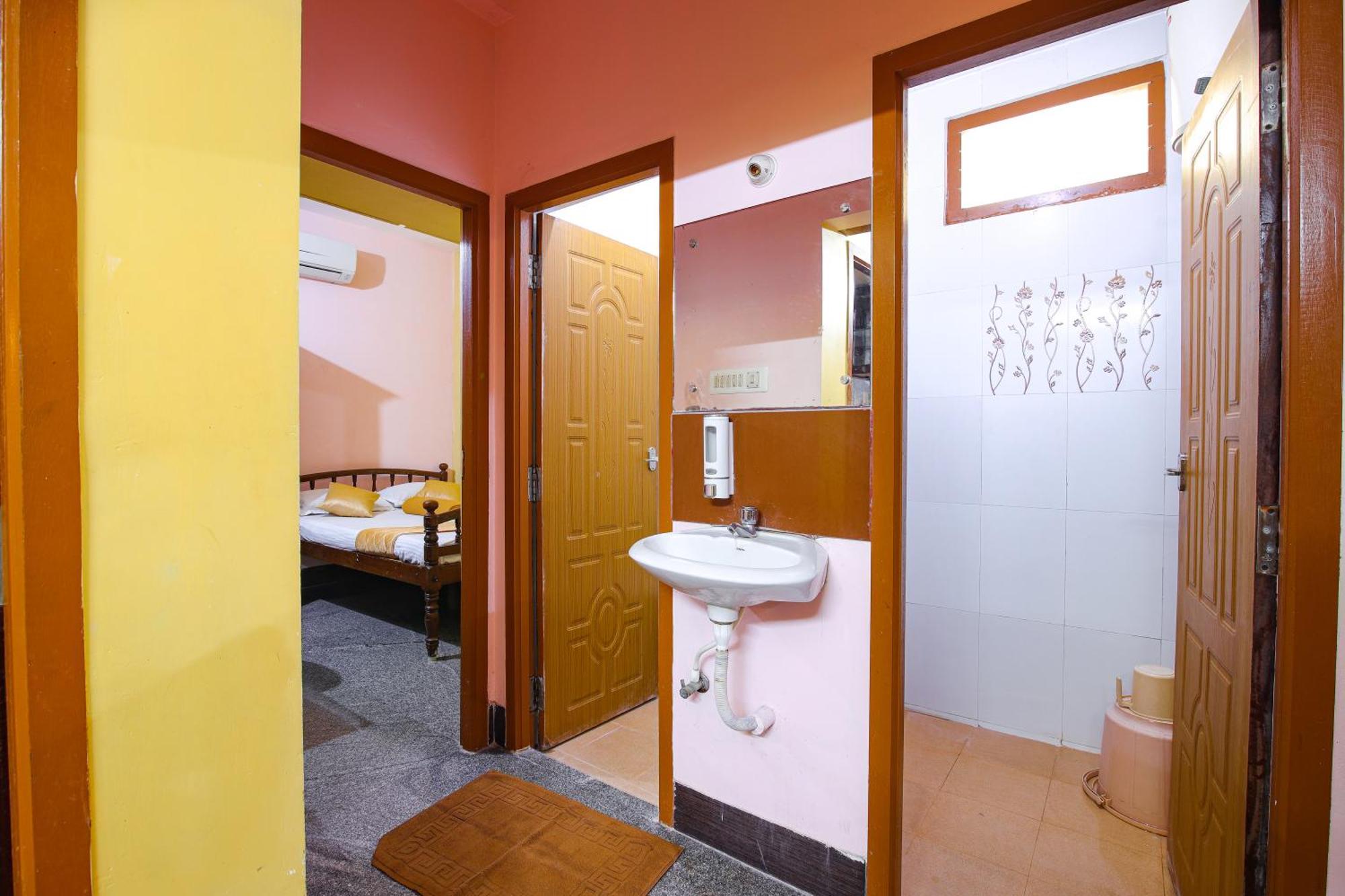 ホテル Manora Residency ポンディシェリ エクステリア 写真
